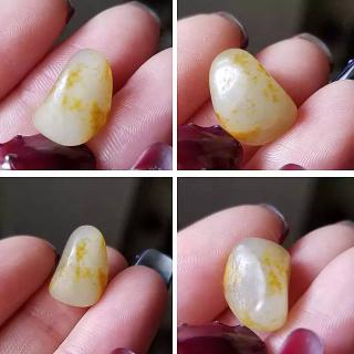 请问这个是和田玉籽料?尺寸长14mm宽9.5mm厚8mm 洒金皮白玉原石?