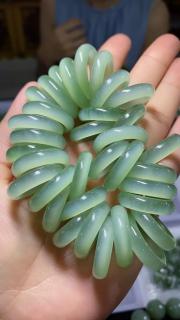 怎样挑选适合自己的和田玉饰品的建议: