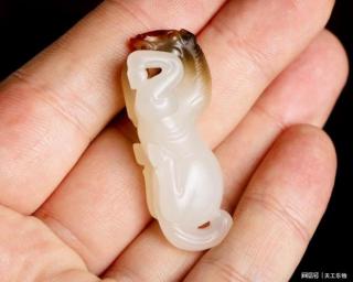 糖色皮色还是‬染色‬?红皮糖白玉和田籽料巧雕"马"!