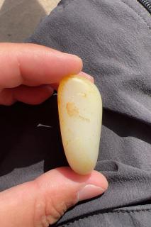 新疆和田玉籽料原石62.8g 红皮白肉挂件籽一枚 形状特别完整 相似一片