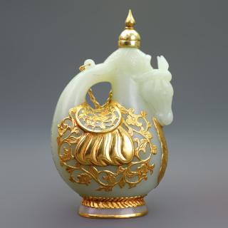珍品旧藏包金镶嵌和田玉马壶 器形规整,玉质白细,精美绝伦 和田玉马壶