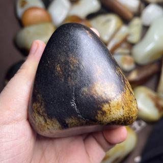 百万级籽料里,黑皮的气场